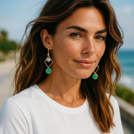 E2915006 Boucles d'oreilles en laiton plaqué or avec pierre semi précieuse onyx et calcédoine